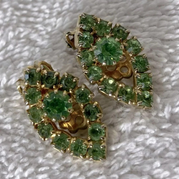 Vintage Gold Tone W Green Gems Clip On  Earrings Costume Jewelry - Picture 1 of 6